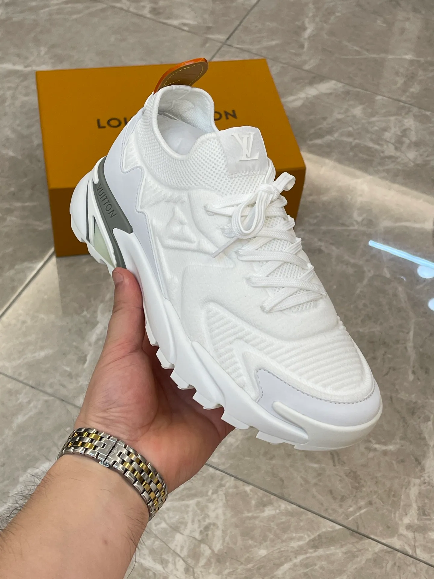 [L Home] Top P: 700💰 Size: 39-44 (customized at 38.45.46) LV Donkey Brand Louis Vuitton RUNNER TATIC new men's sneakers This LV Runner Tatic sneaker uses a whole piece of technical knitting to create an easy-to-take-off design, and then outlines the upper with cow leather trim. The LV logo on the side releases a dynamic atmosphere between the textures, the leather back strap is shaped like the handle fastener of the Louis Vuitton leather goods series, and the lightweight and wear-resistant two-tone rubber sole completes the whole. The toe and heel wrap details continue to provide comfortable fabric foot support, creating a stylish and stylish upper! Comes with full original packaging!